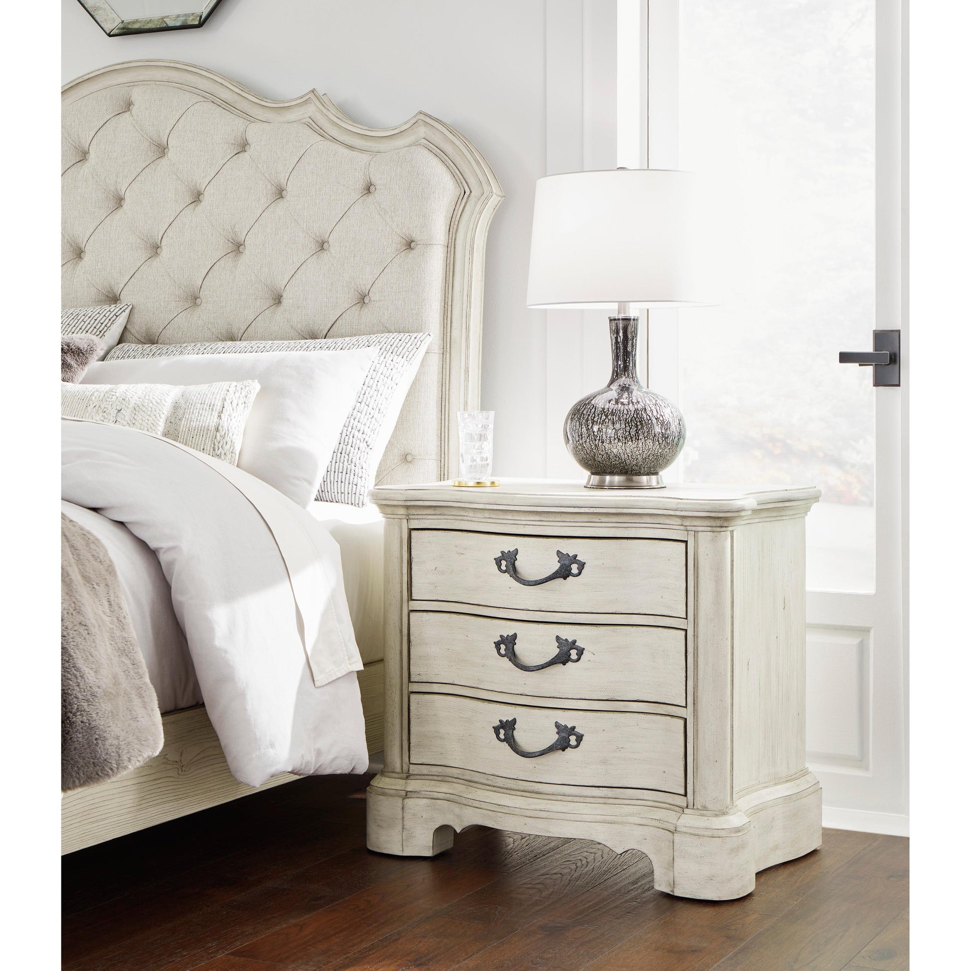 Signature Design by Ashley Ensemble de chambre à coucher Arlendyne B980B8 de 8 pièces (très grand lit rembourré) - Misc image 5