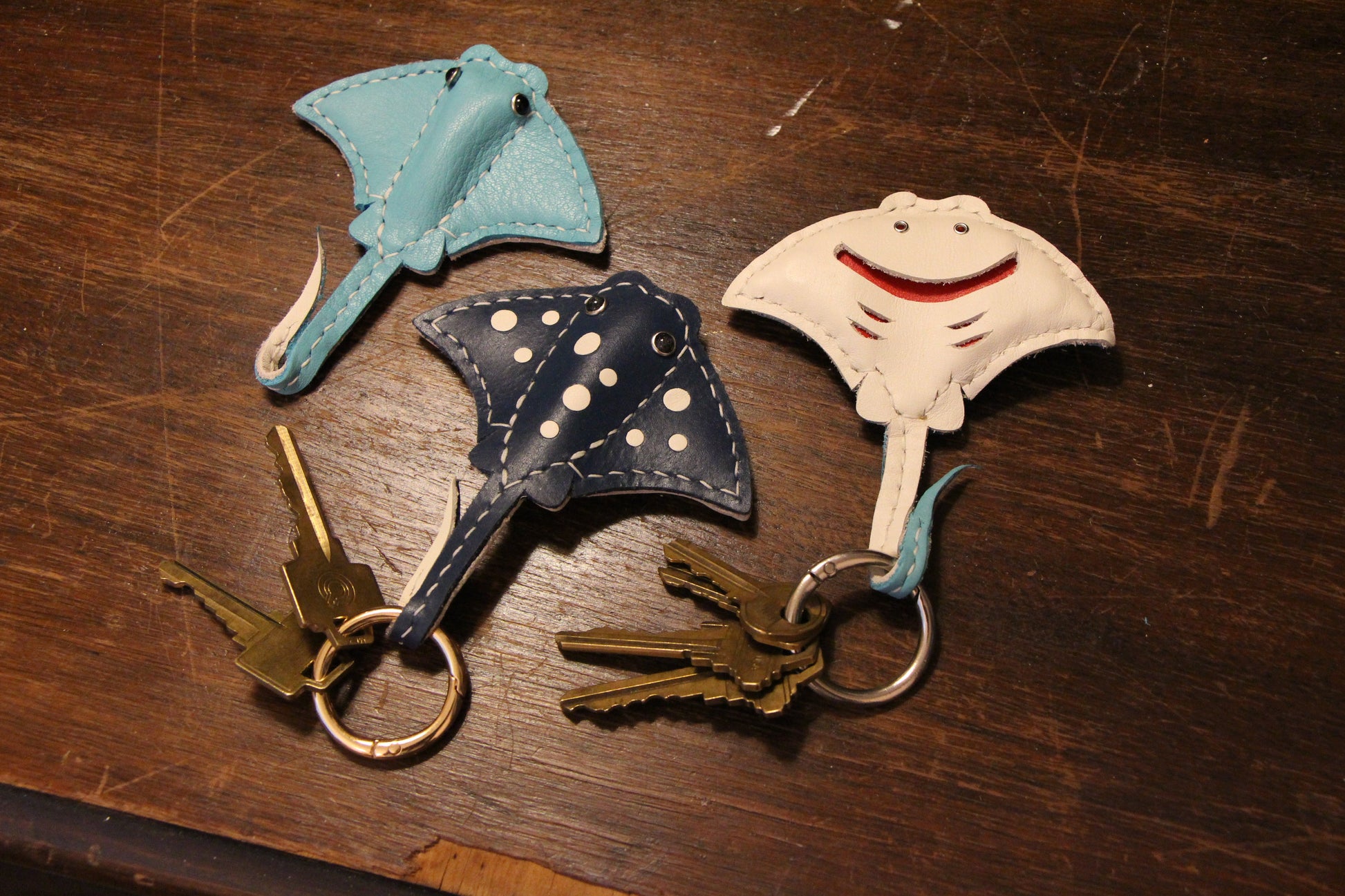 Handmade Stingray Sea Flap Flap Airtag Holder /Magnetic Keychain | Made-to-order 4 to 6 weeks lead time to ship from Canada - Accessories image 10