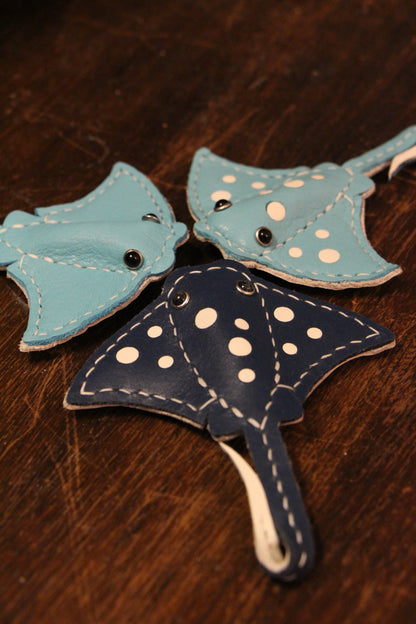 Handmade Stingray Sea Flap Flap Airtag Holder /Magnetic Keychain | Made-to-order 4 to 6 weeks lead time to ship from Canada - Accessories image 9