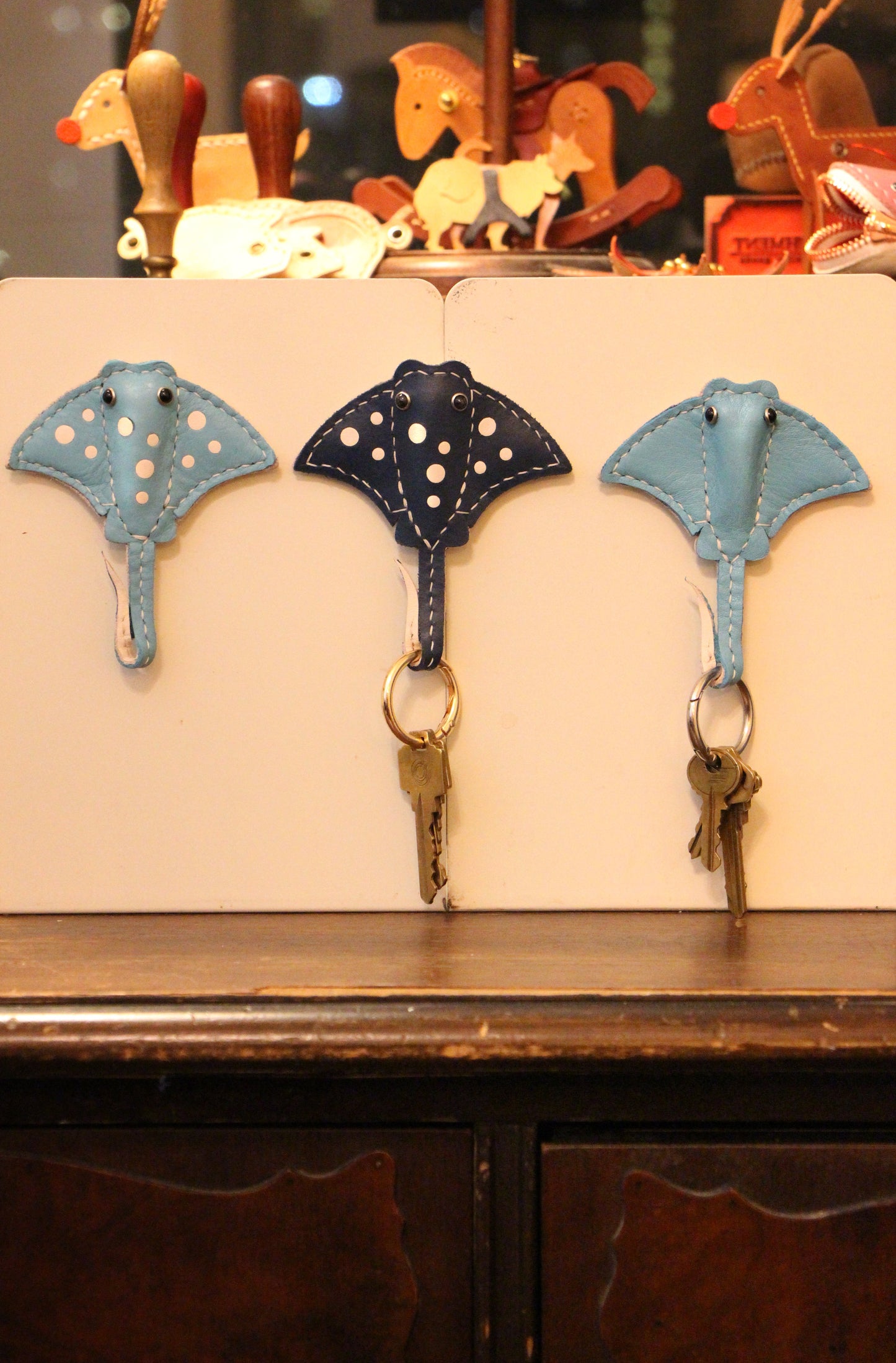 Handmade Stingray Sea Flap Flap Airtag Holder /Magnetic Keychain | Made-to-order 4 to 6 weeks lead time to ship from Canada - Accessories image 3