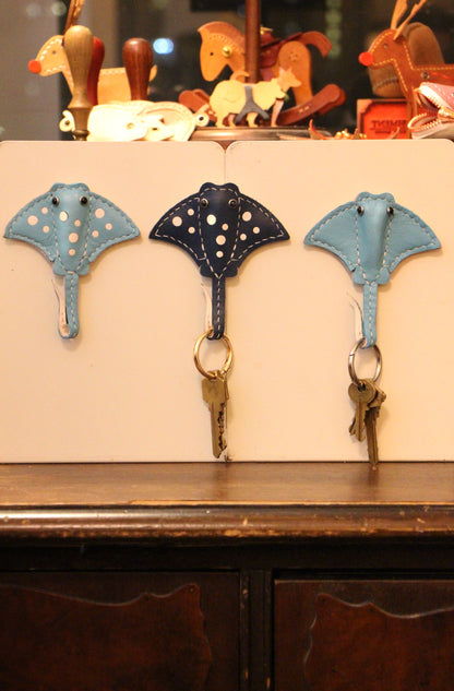 Handmade Stingray Sea Flap Flap Airtag Holder /Magnetic Keychain | Made-to-order 4 to 6 weeks lead time to ship from Canada - Accessories image 3