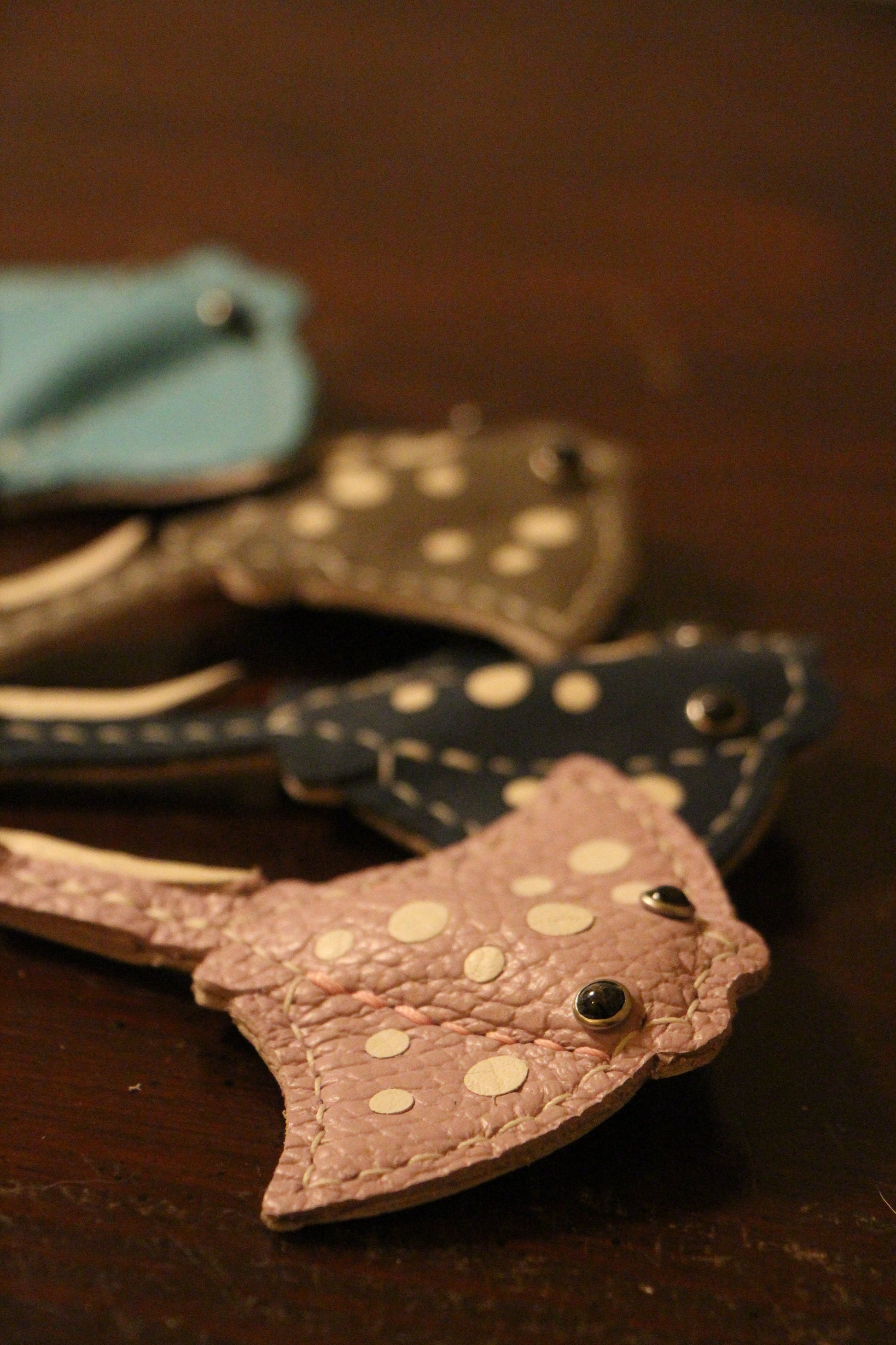Handmade Stingray Sea Flap Flap Airtag Holder /Magnetic Keychain | Made-to-order 4 to 6 weeks lead time to ship from Canada - Accessories image 11
