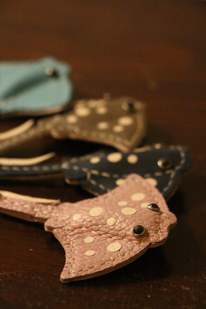 Handmade Stingray Sea Flap Flap Airtag Holder /Magnetic Keychain | Made-to-order 4 to 6 weeks lead time to ship from Canada - Accessories image 11