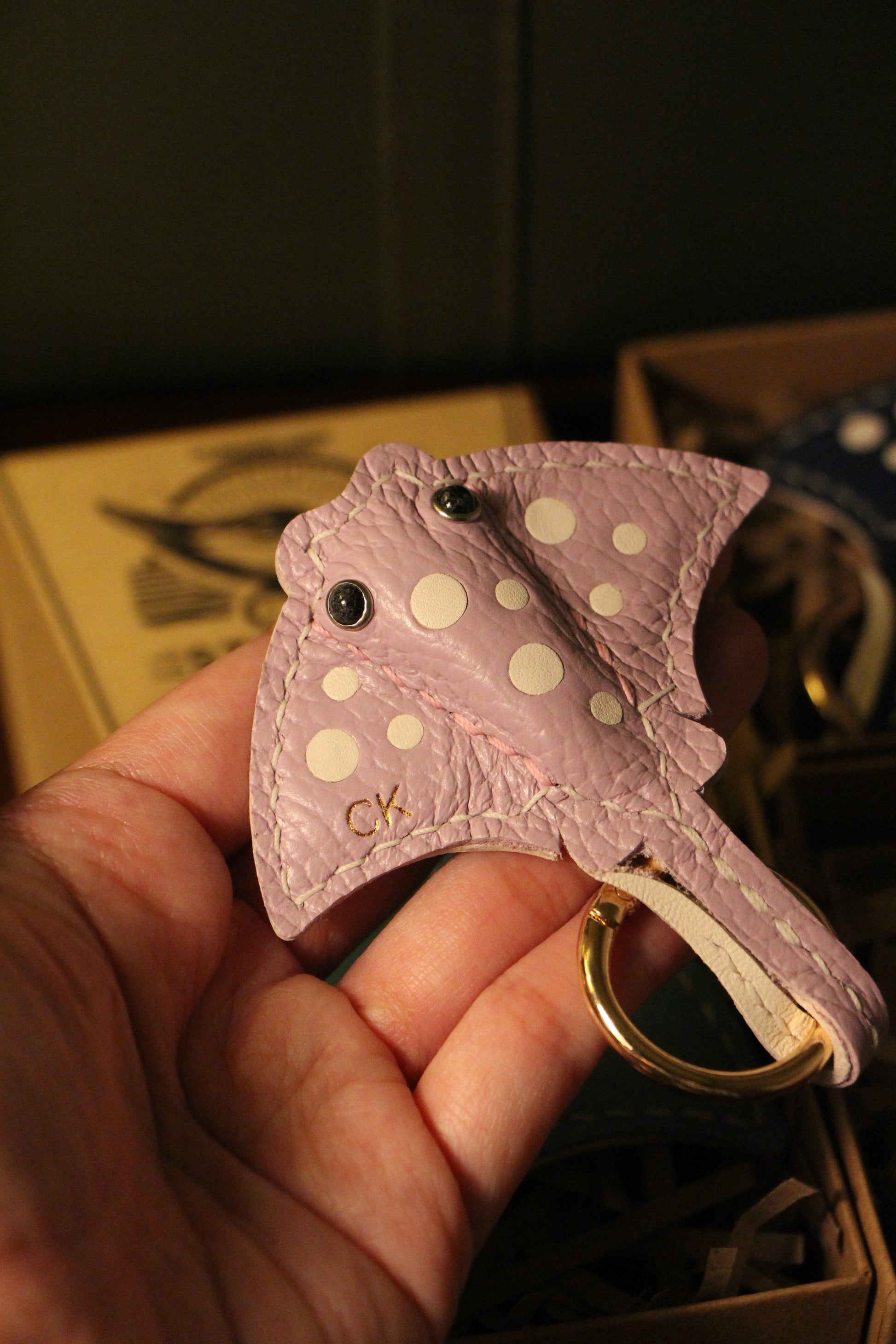 Handmade Stingray Sea Flap Flap Airtag Holder /Magnetic Keychain | Made-to-order 4 to 6 weeks lead time to ship from Canada - Accessories image 8
