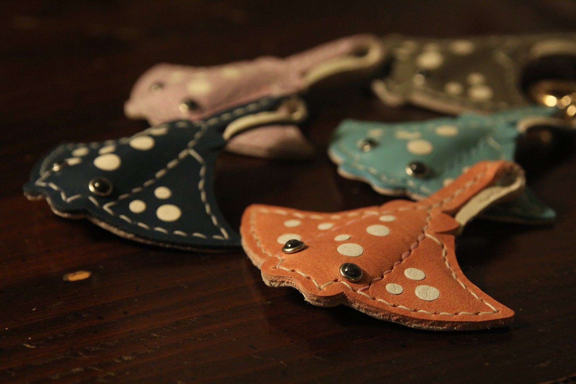 Handmade Stingray Sea Flap Flap Airtag Holder /Magnetic Keychain | Made-to-order 4 to 6 weeks lead time to ship from Canada - Accessories image 13