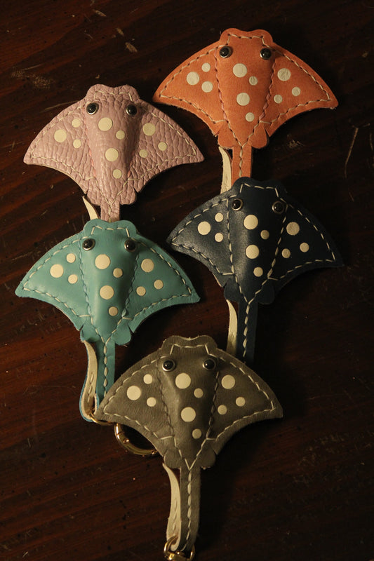Handmade Stingray Sea Flap Flap Airtag Holder /Magnetic Keychain | Made-to-order 4 to 6 weeks lead time to ship from Canada - Accessories image 1